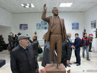Islom Karimov haykallari